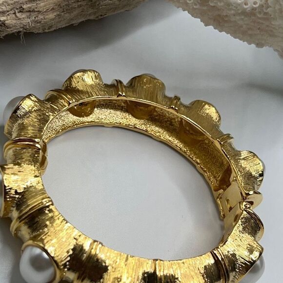 Gold, Crystal & Pearl Hinged Bangle Kenneth Jay Lane - Picture 10 of 11